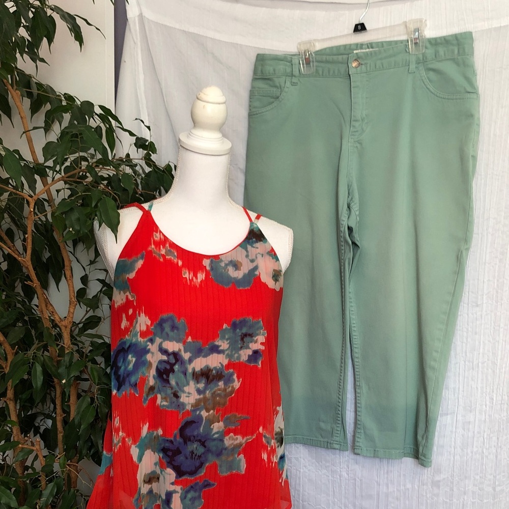 CHEROKEE Sz 12 green high waist capris & SIENNA SKY Sz M rose floral halter top